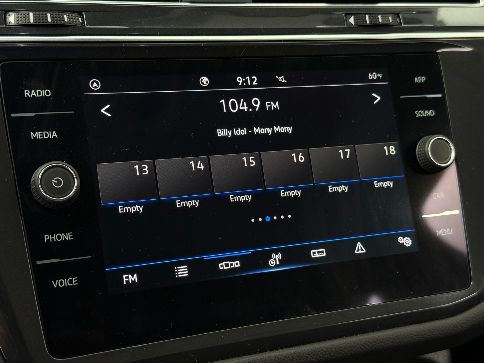 Thumbnail: 2023 Volkswagen Tiguan - 3