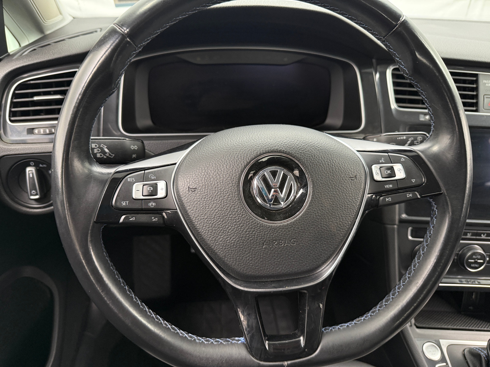 Thumbnail: 2019 Volkswagen e-Golf - 5