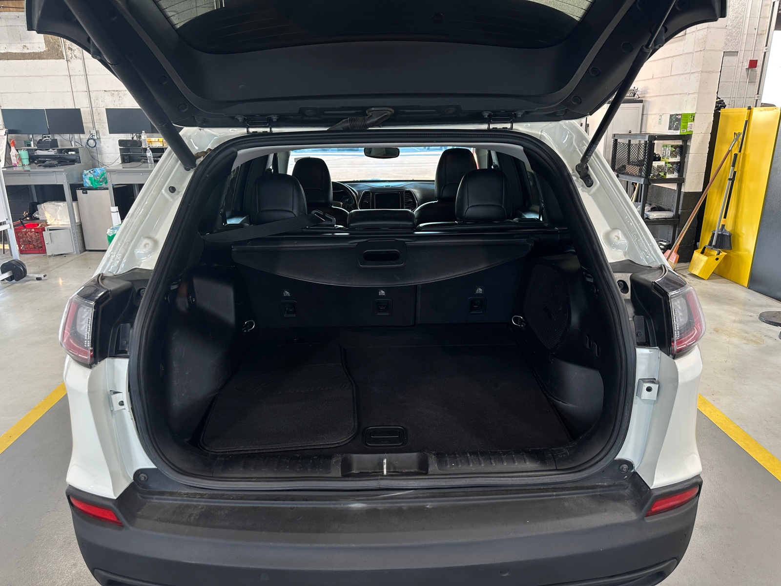 Thumbnail: 2019 Jeep Cherokee - 6