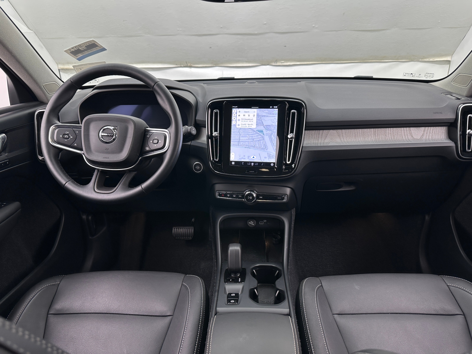 Thumbnail: 2025 Volvo XC40 - 2
