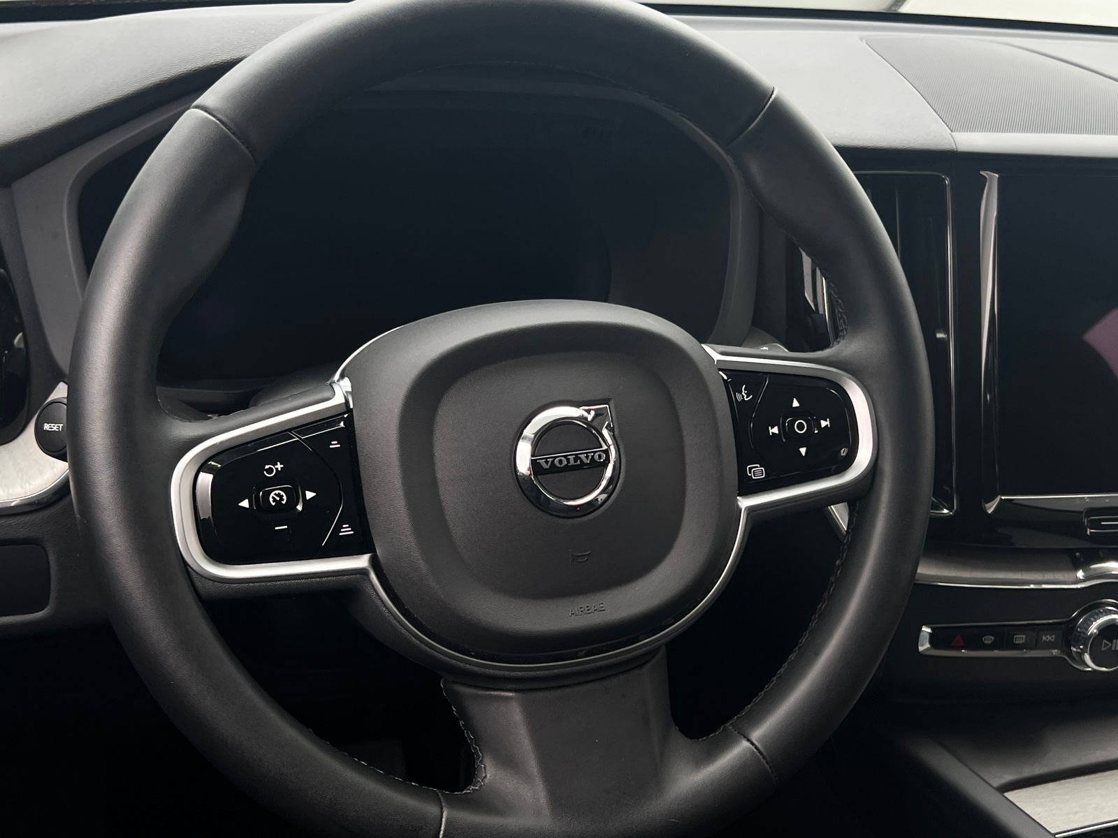 Thumbnail: 2025 Volvo XC60 - 5