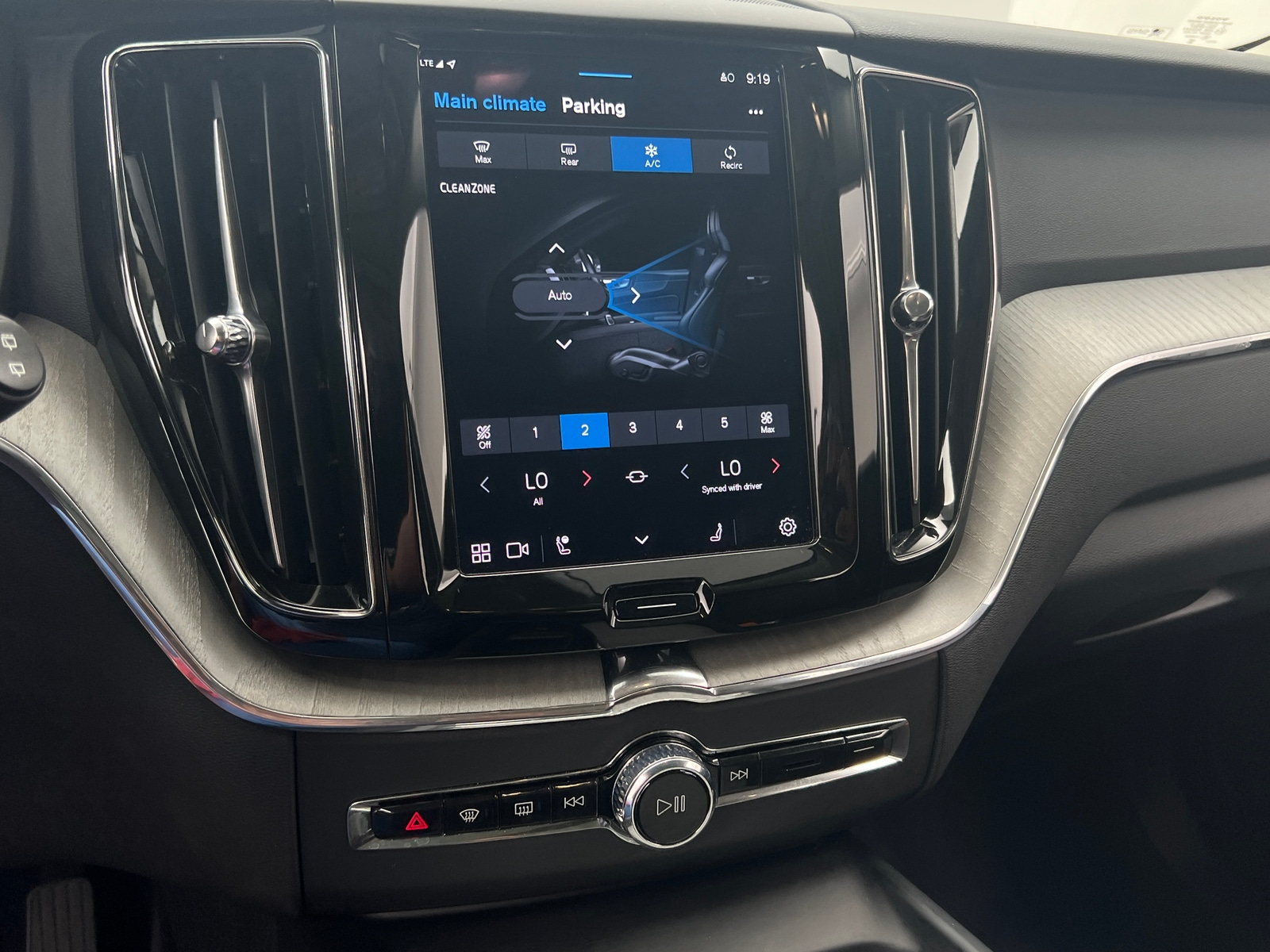 Thumbnail: 2025 Volvo XC60 - 4