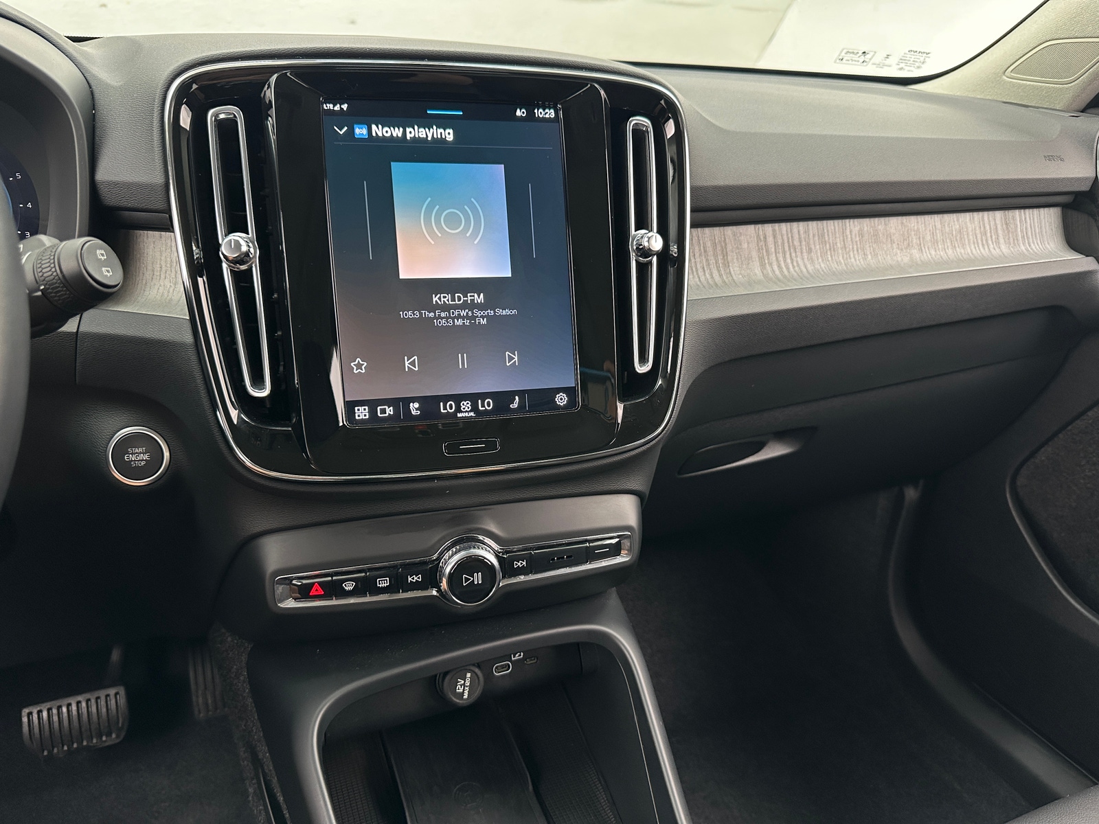 Thumbnail: 2025 Volvo XC40 - 3