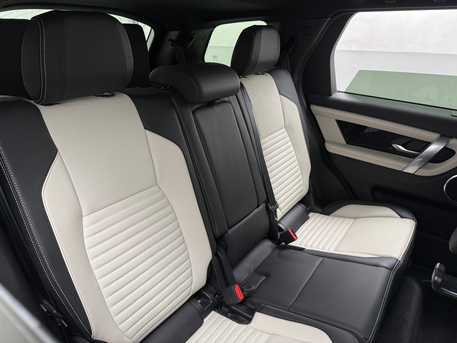 Thumbnail: 2023 Land Rover Discovery Sport - 6