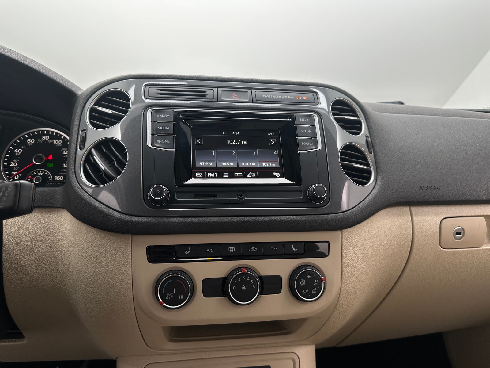 Thumbnail: 2016 Volkswagen Tiguan - 4