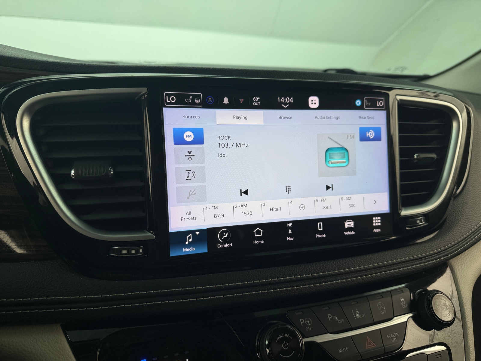 Thumbnail: 2022 Chrysler Pacifica - 3