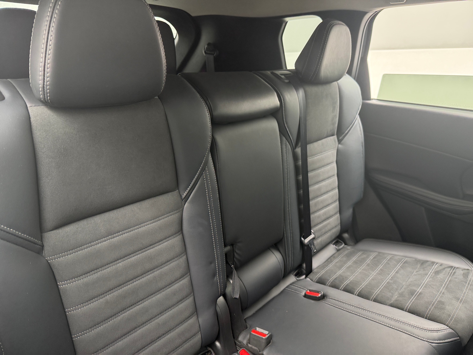 Thumbnail: 2024 Mitsubishi Outlander - 5