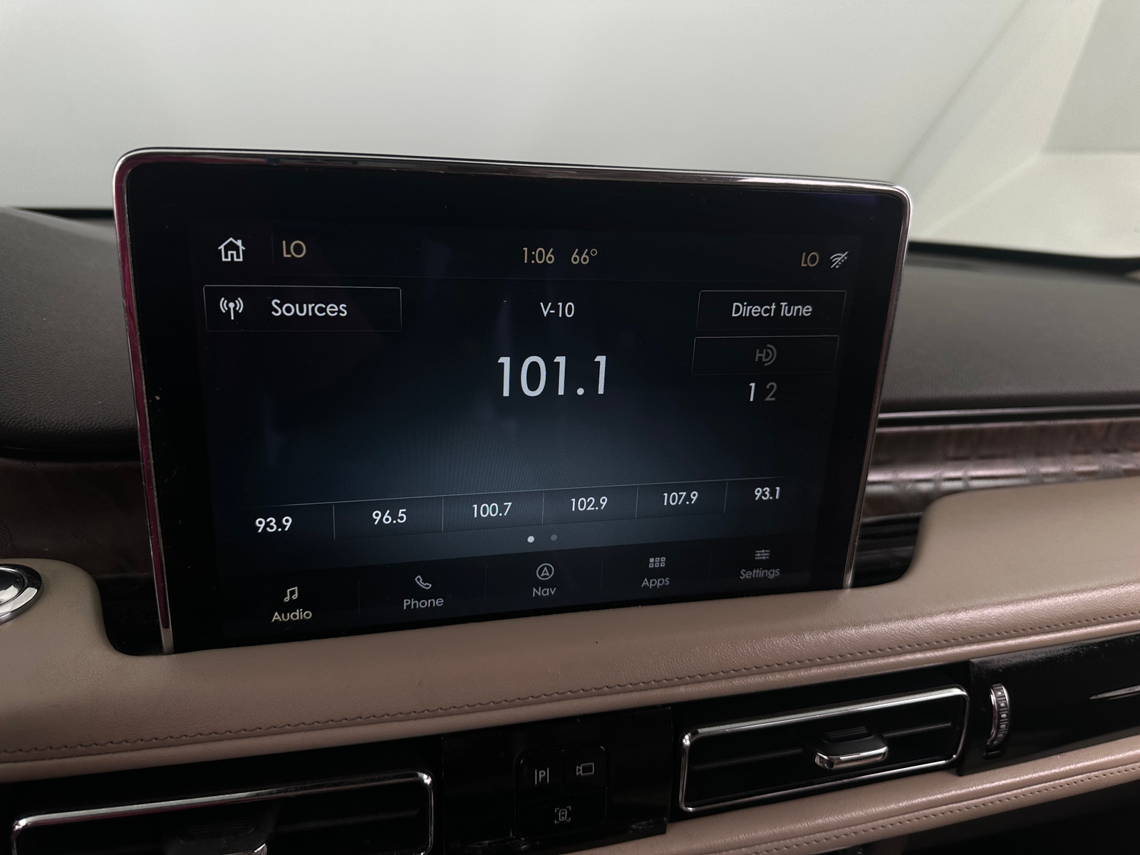 Thumbnail: 2020 Lincoln Aviator - 3