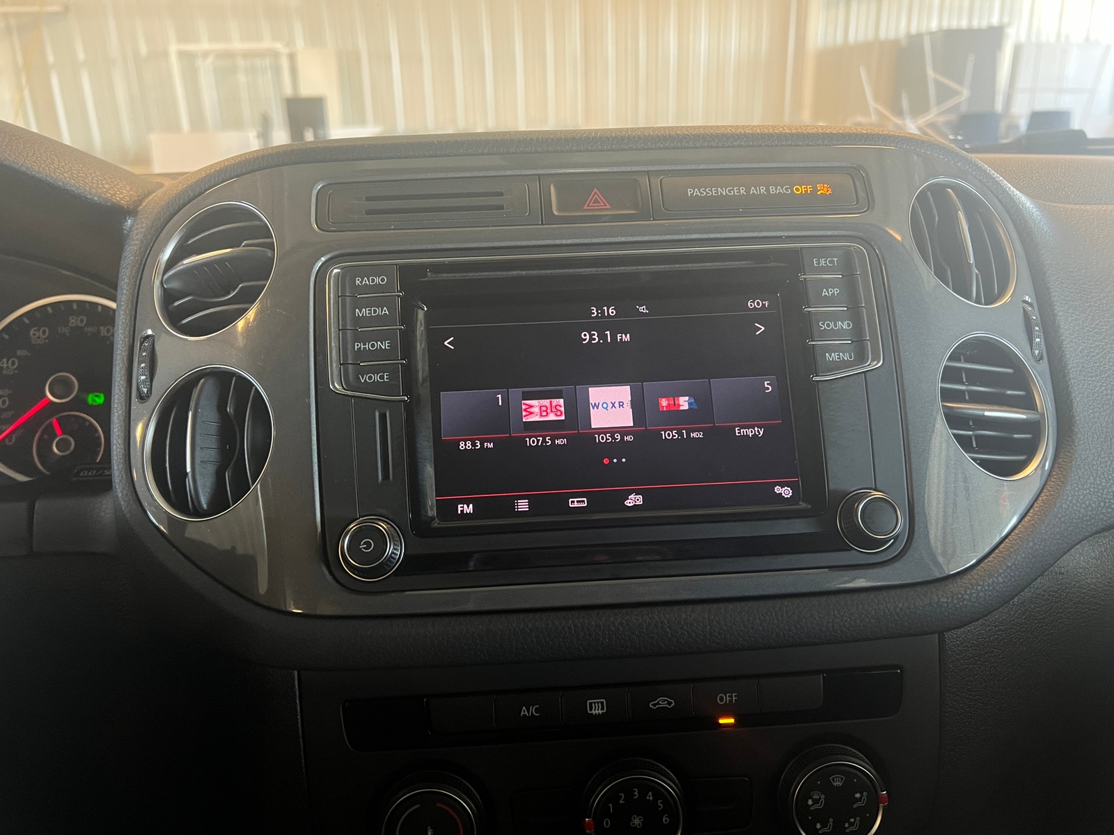 Thumbnail: 2018 Volkswagen Tiguan - 4