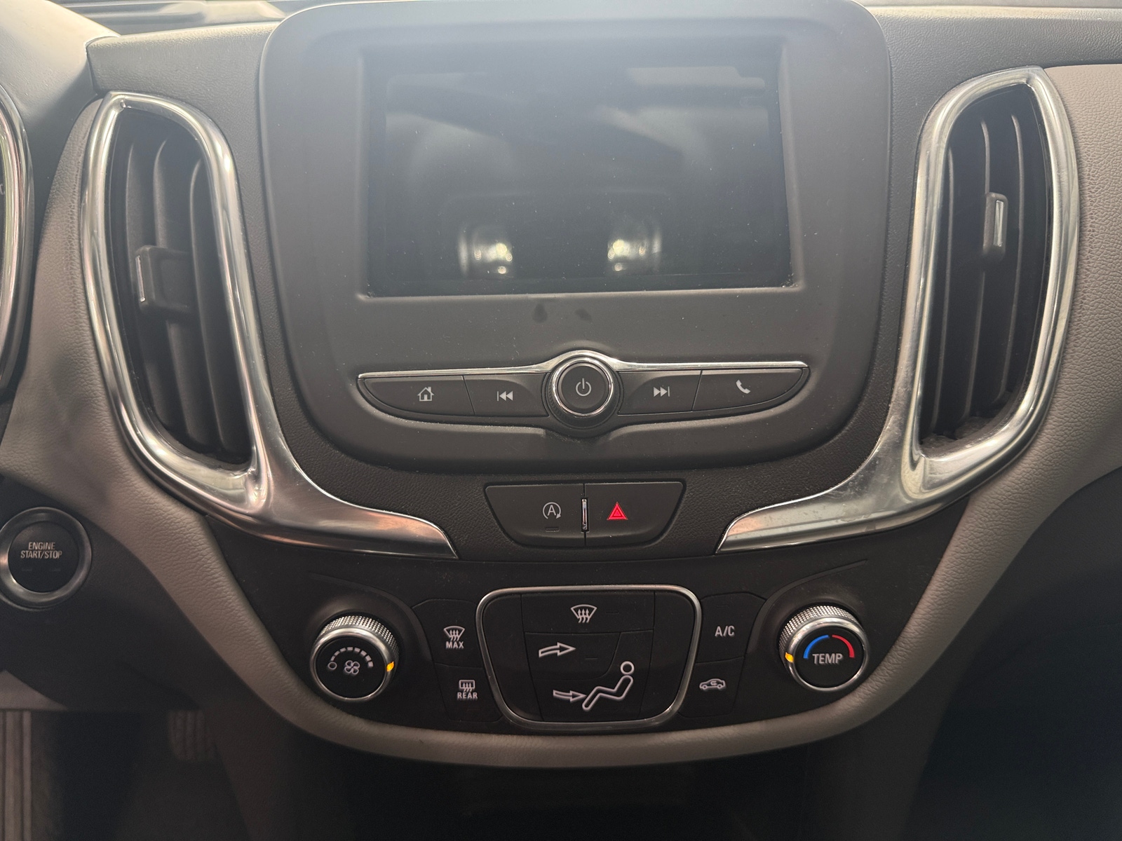 Thumbnail: 2022 Chevrolet Equinox - 4