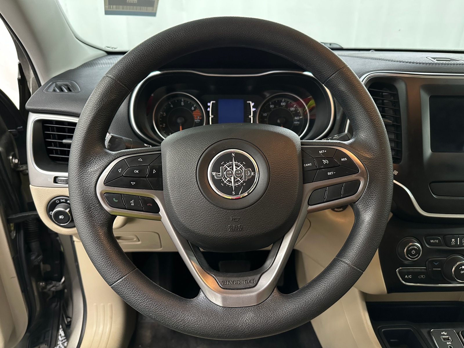 Thumbnail: 2019 Jeep Cherokee - 5