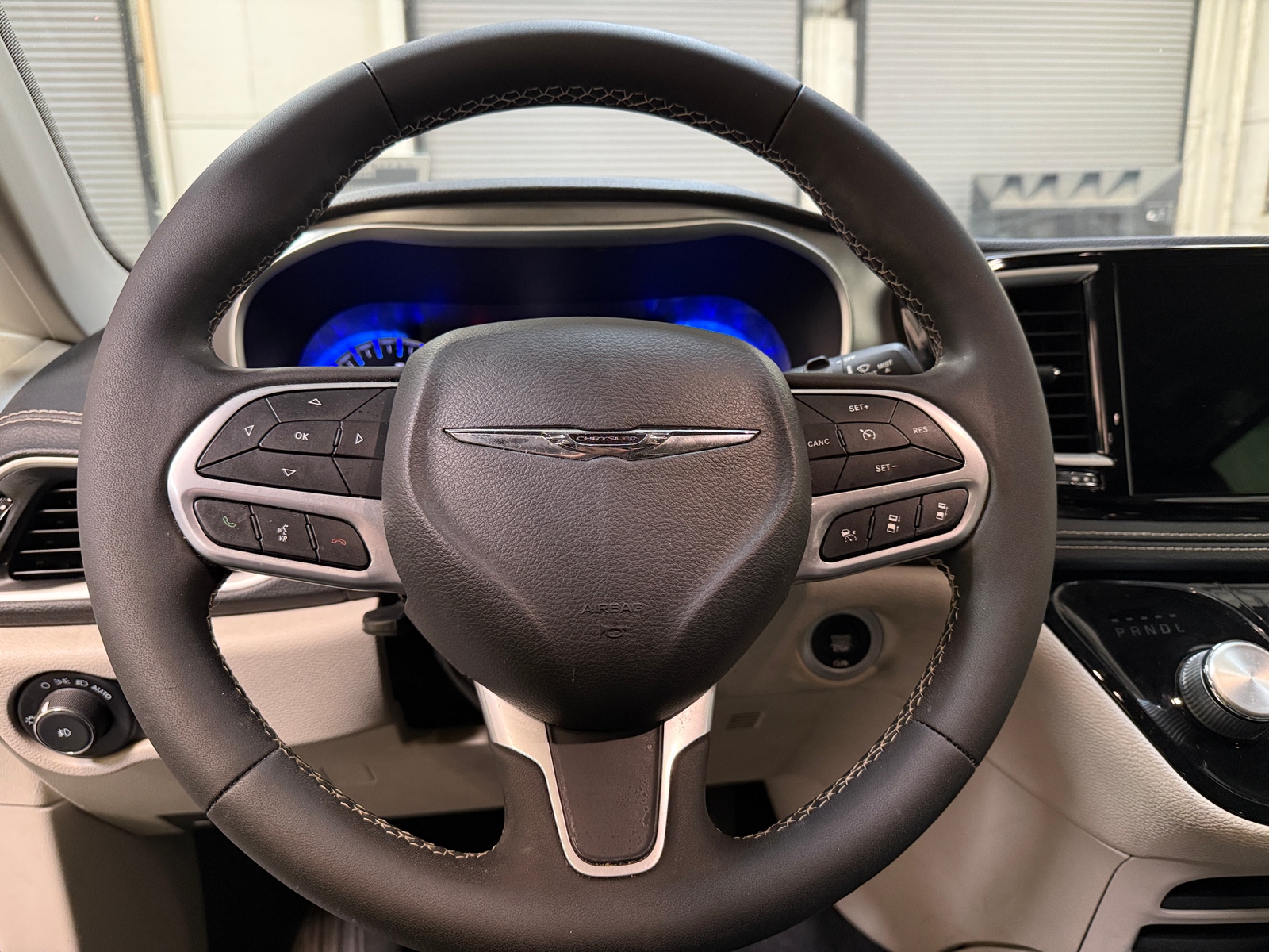 Thumbnail: 2022 Chrysler Pacifica - 4