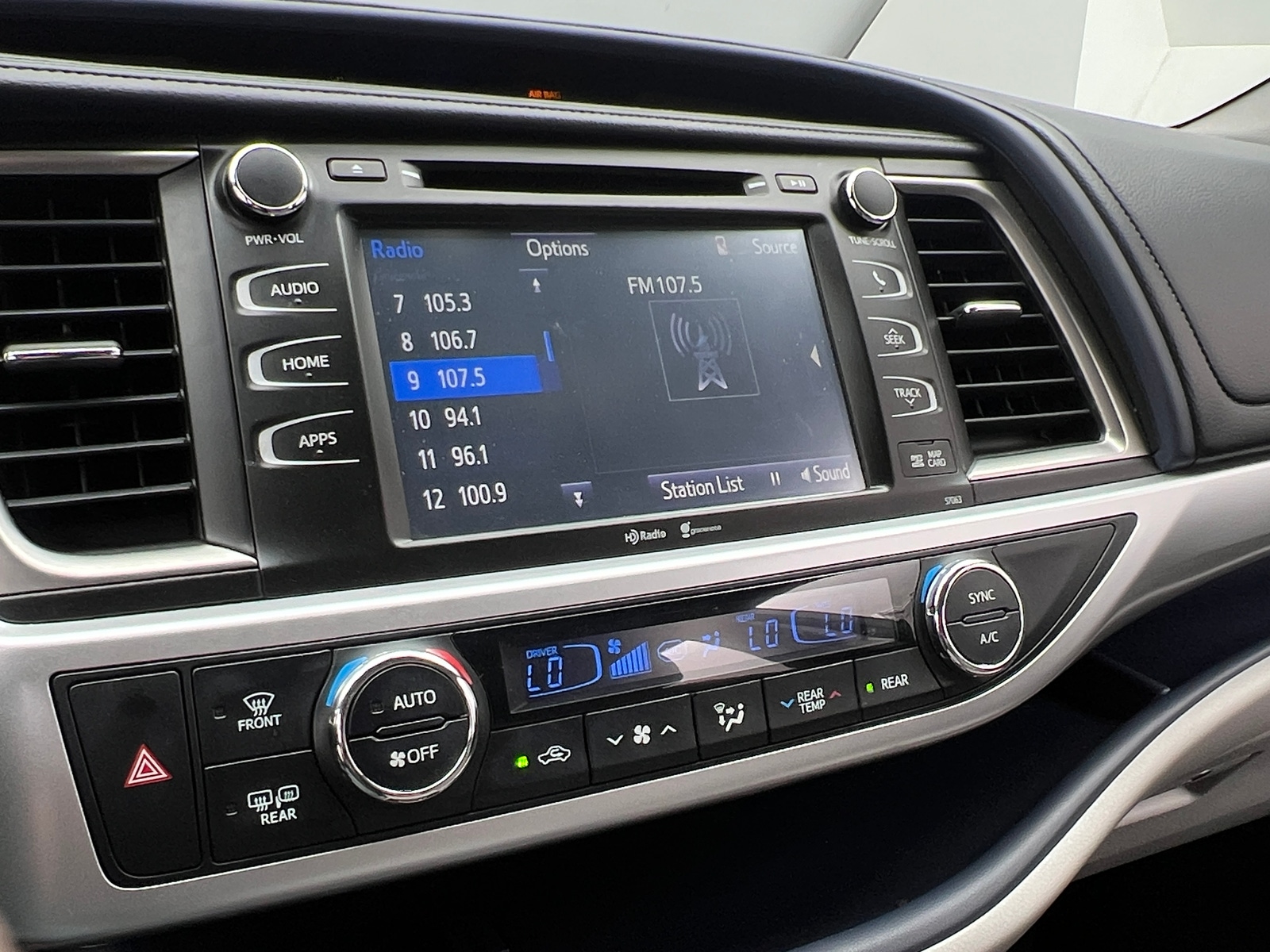 Thumbnail: 2015 Toyota Highlander - 3