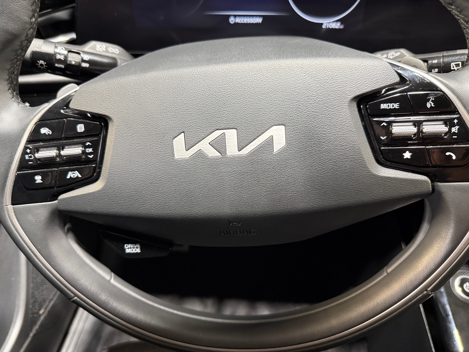Thumbnail: 2023 Kia Niro - 4