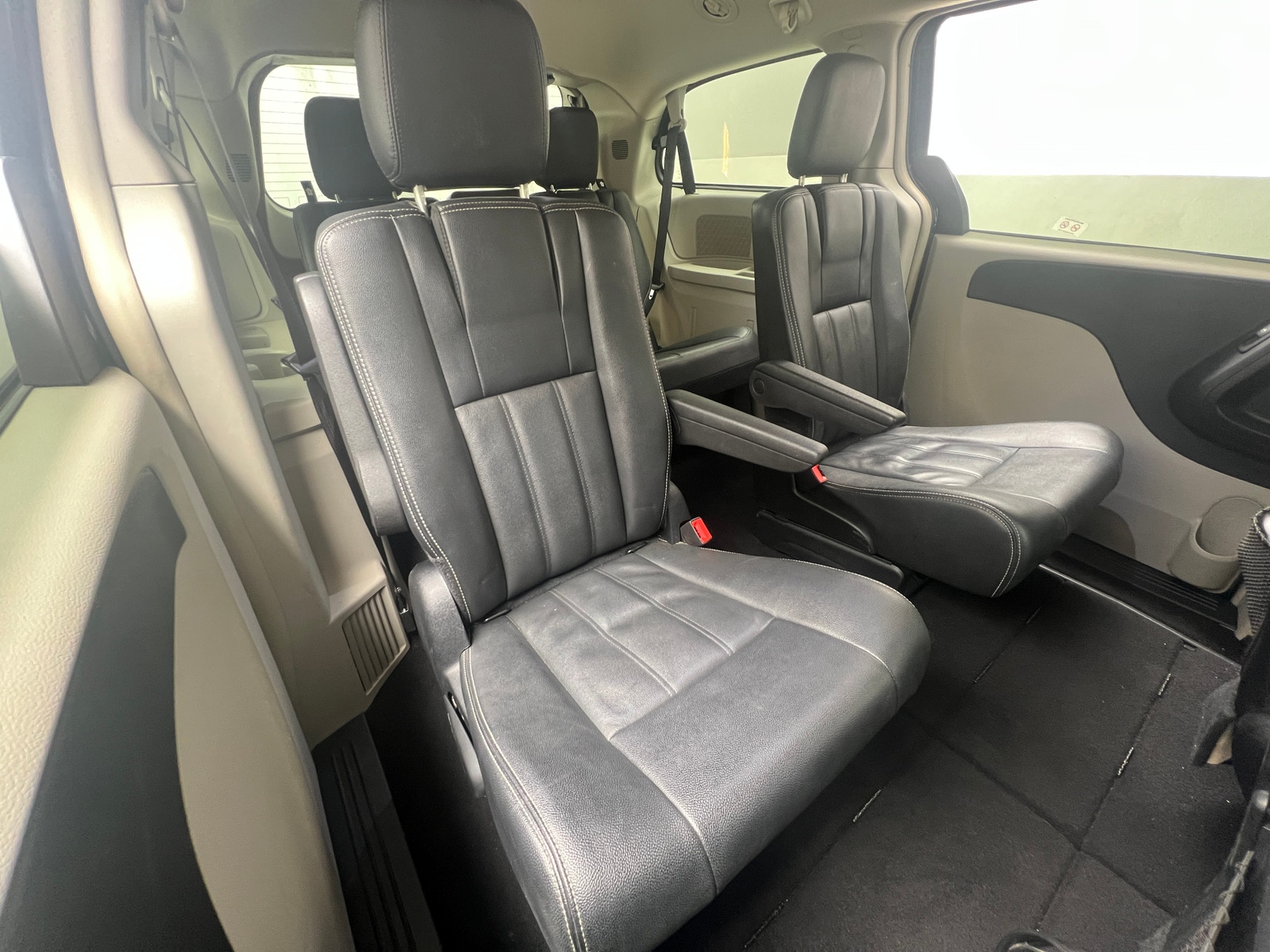 Thumbnail: 2016 Chrysler Town & Country - 5