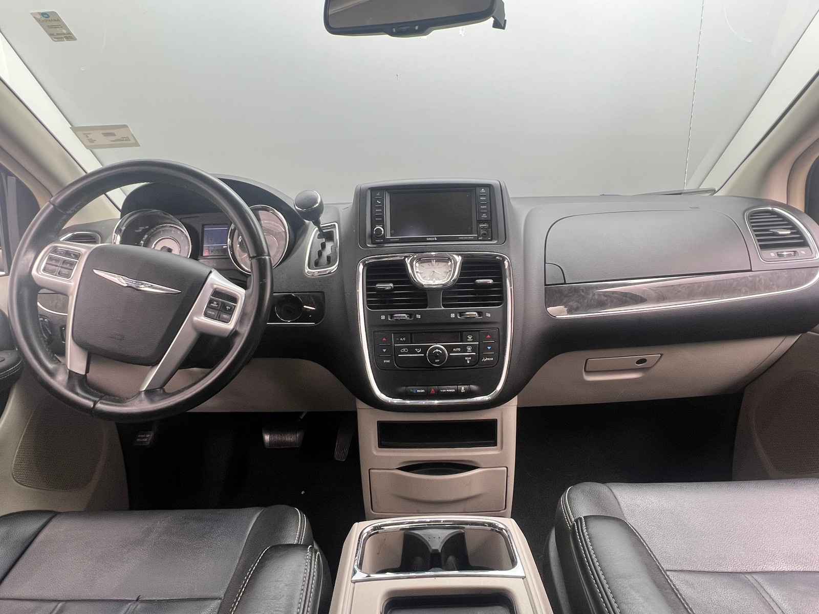 Thumbnail: 2016 Chrysler Town & Country - 2