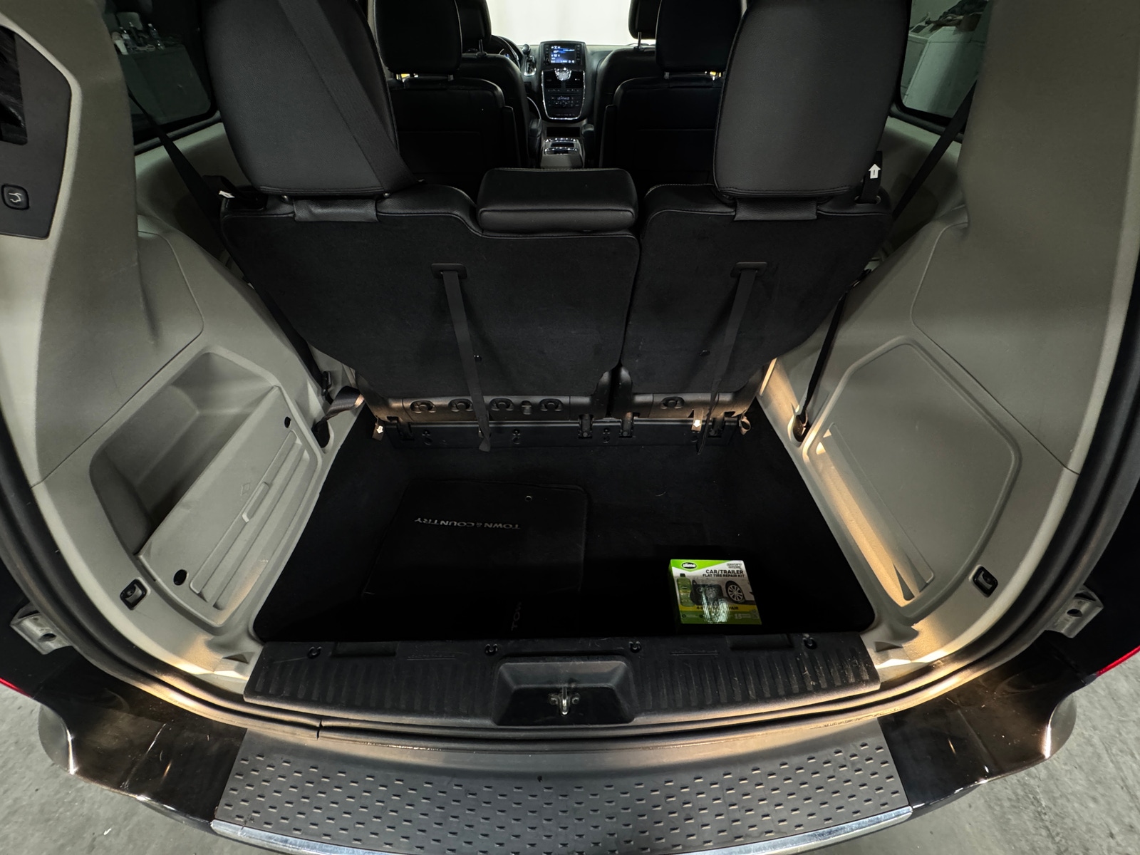 Thumbnail: 2016 Chrysler Town & Country - 6