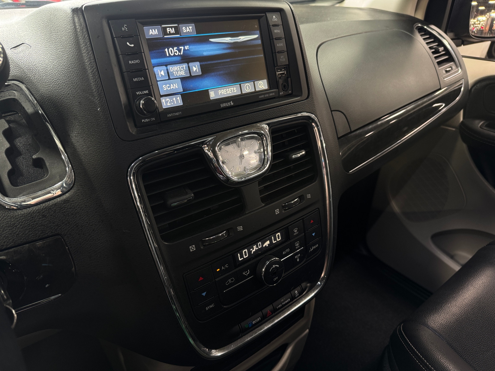 Thumbnail: 2016 Chrysler Town & Country - 3