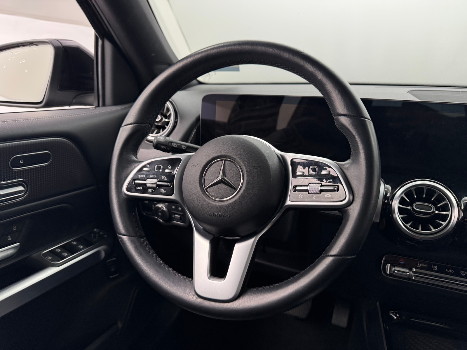 Thumbnail: 2022 Mercedes-Benz GLB - 4