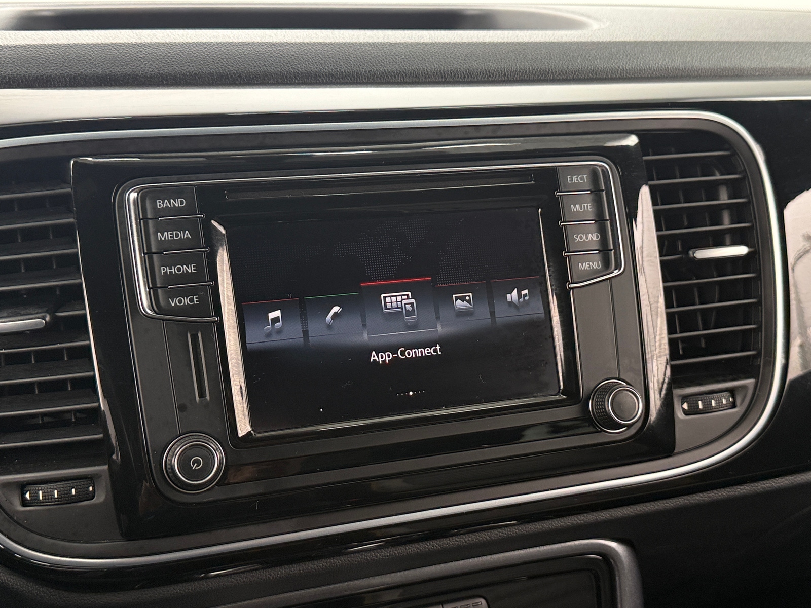 Thumbnail: 2017 Volkswagen Beetle - 4