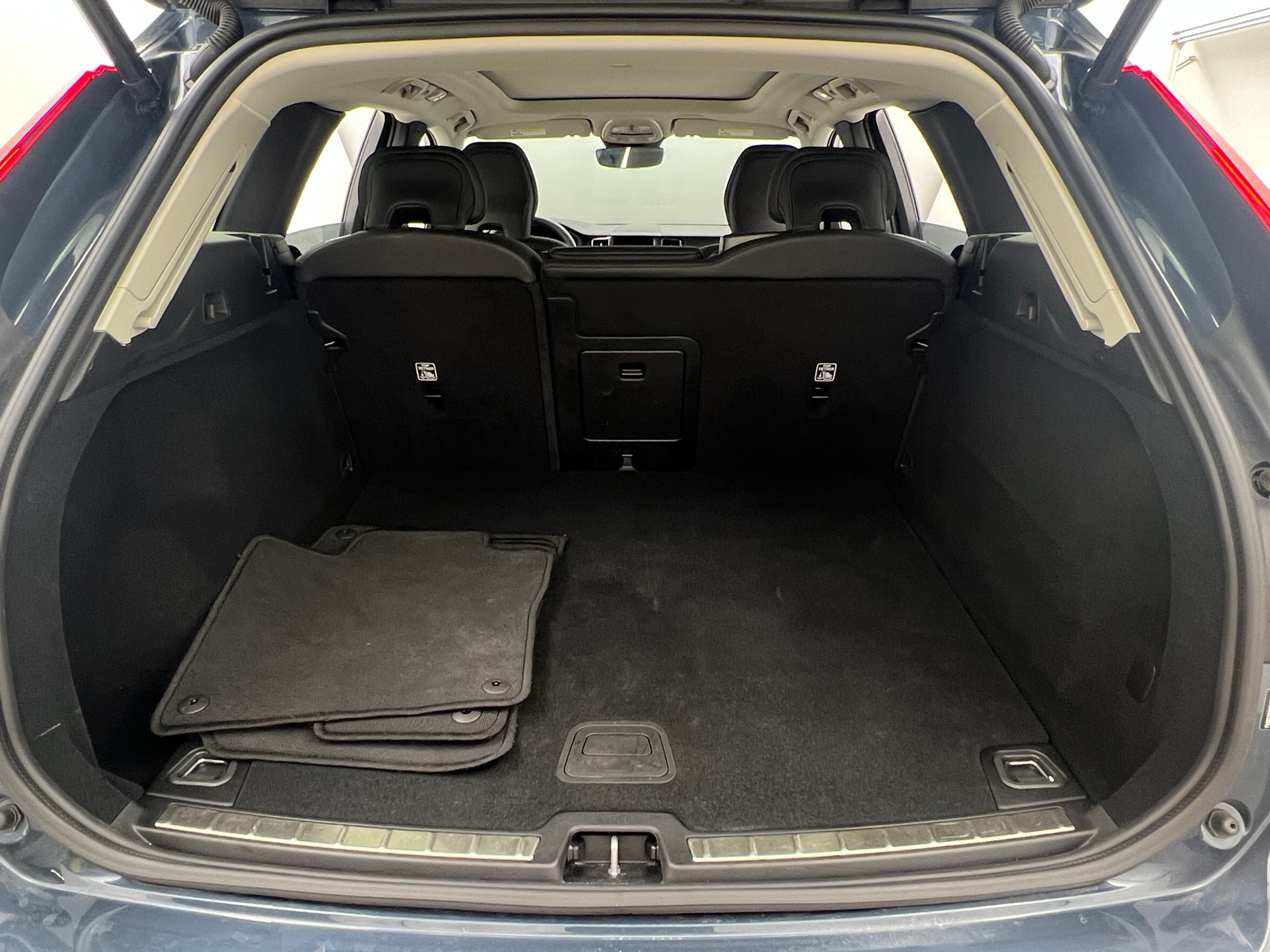 Thumbnail: 2025 Volvo XC60 - 6