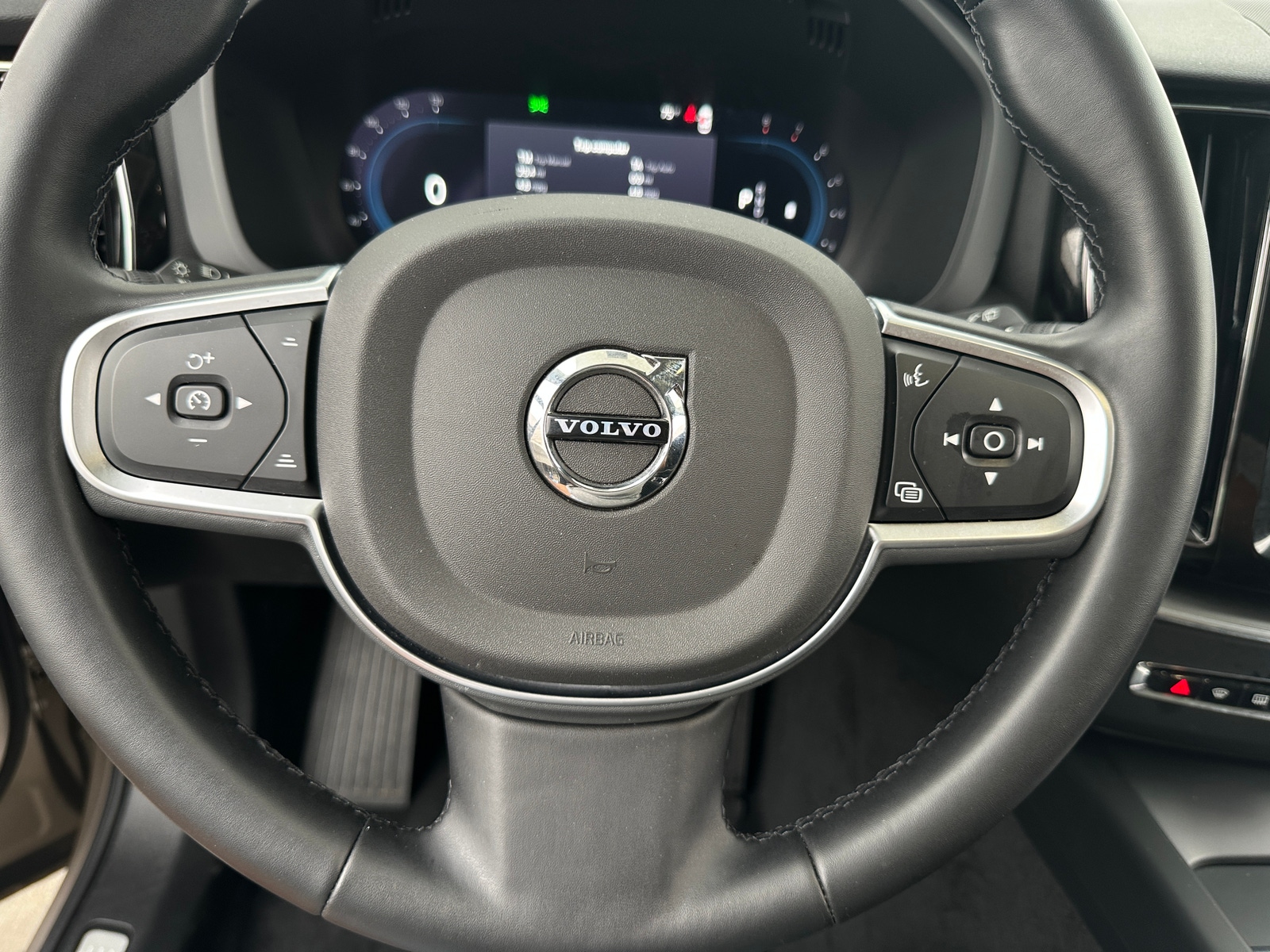 Thumbnail: 2025 Volvo XC60 - 5