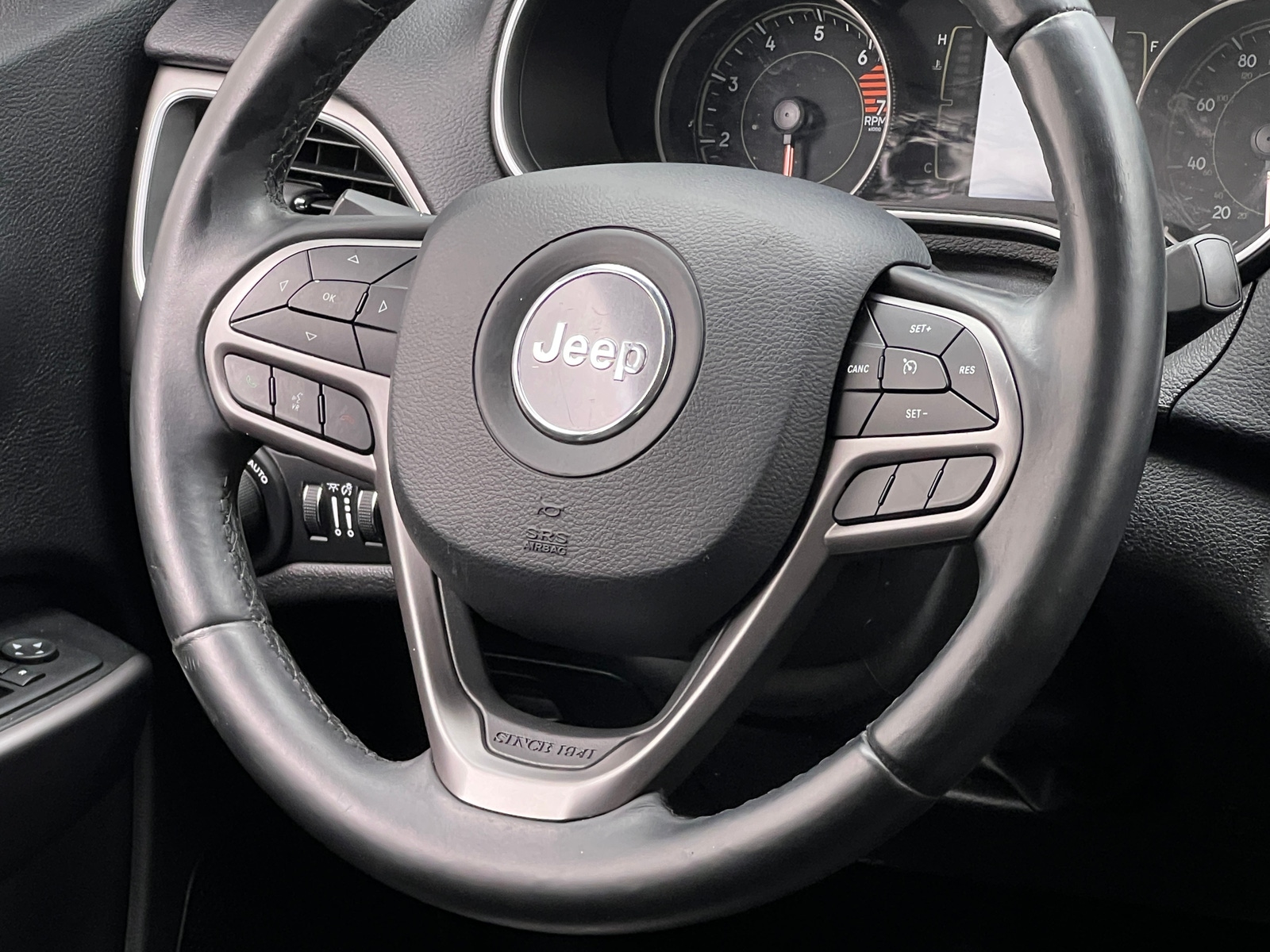 Thumbnail: 2019 Jeep Cherokee - 5