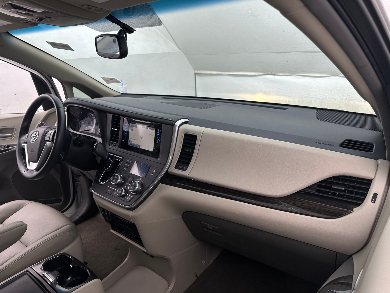 Thumbnail: 2017 Toyota Sienna - 2