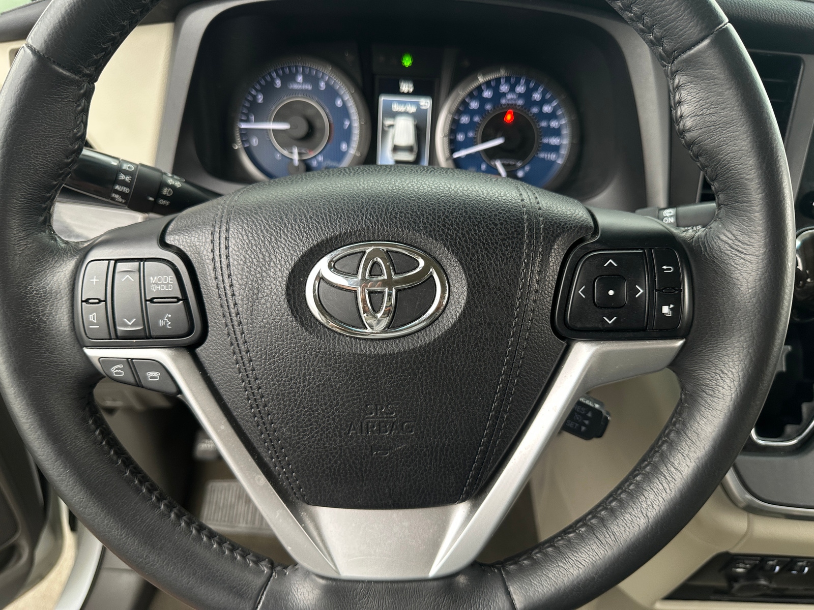 Thumbnail: 2017 Toyota Sienna - 4