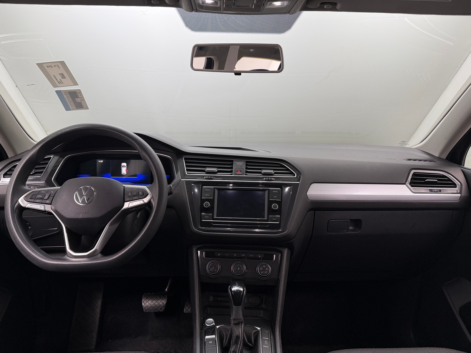 Thumbnail: 2022 Volkswagen Tiguan - 3