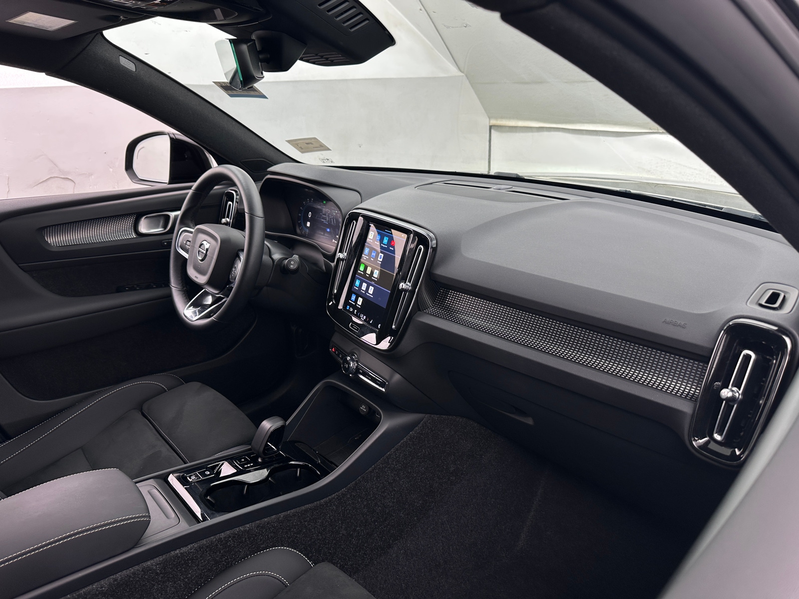 Thumbnail: 2025 Volvo XC40 - 2