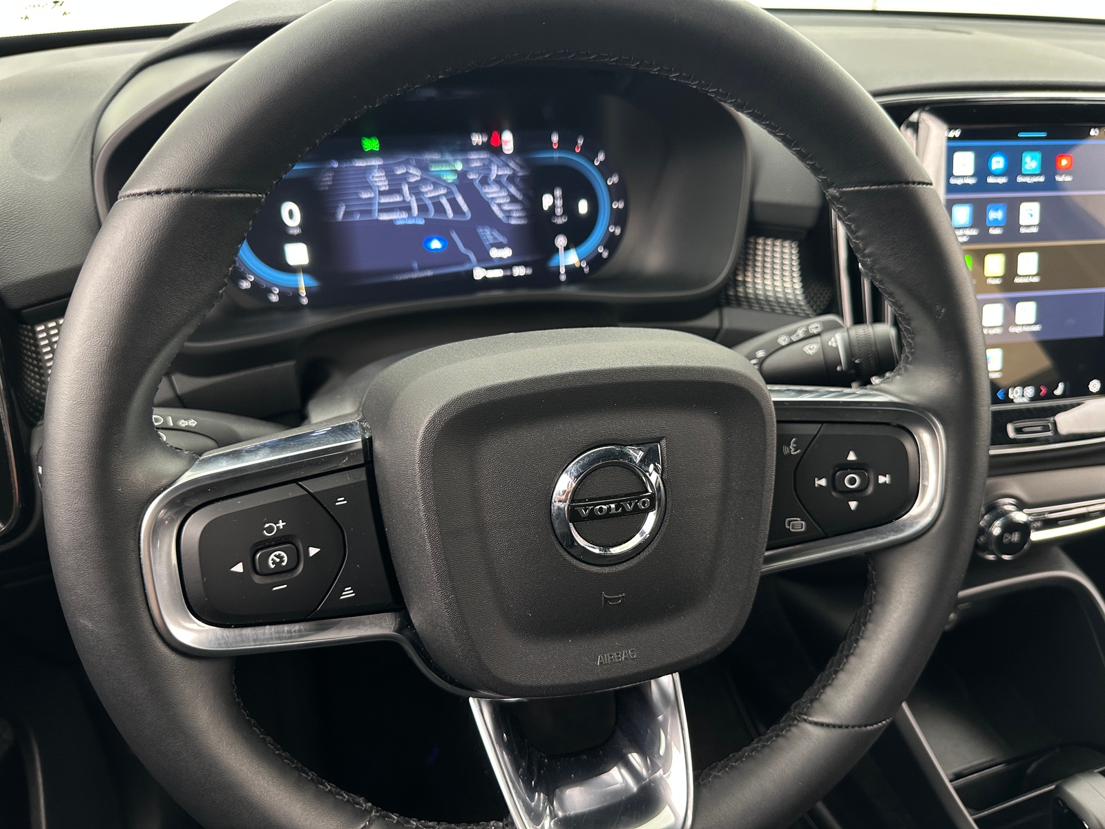Thumbnail: 2025 Volvo XC40 - 4