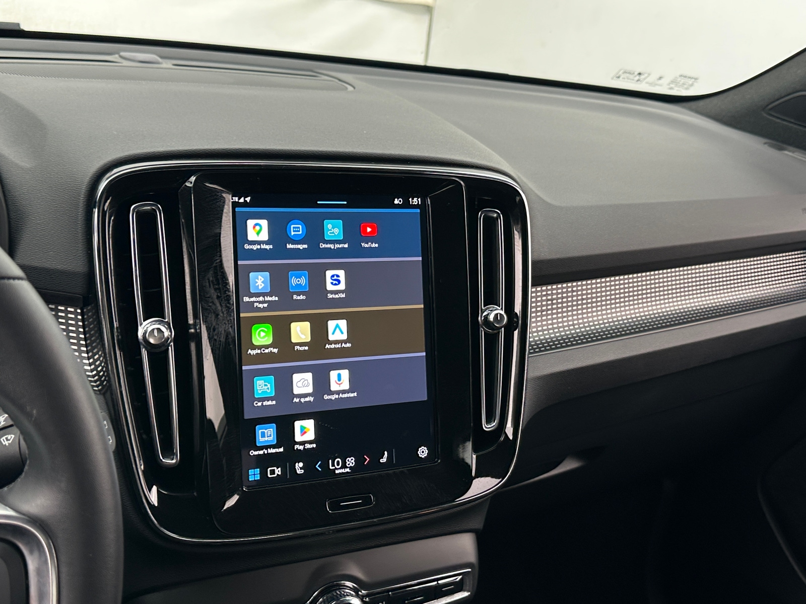 Thumbnail: 2025 Volvo XC40 - 3