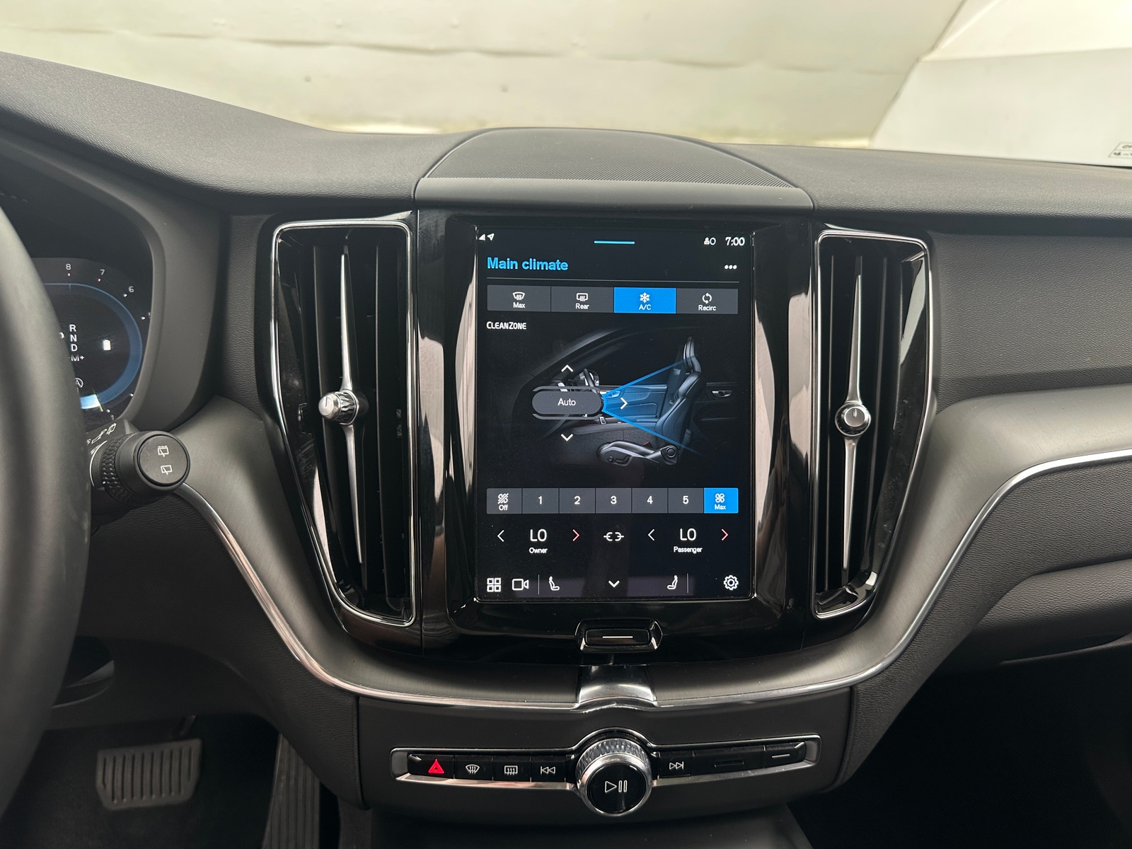 Thumbnail: 2025 Volvo XC60 - 4