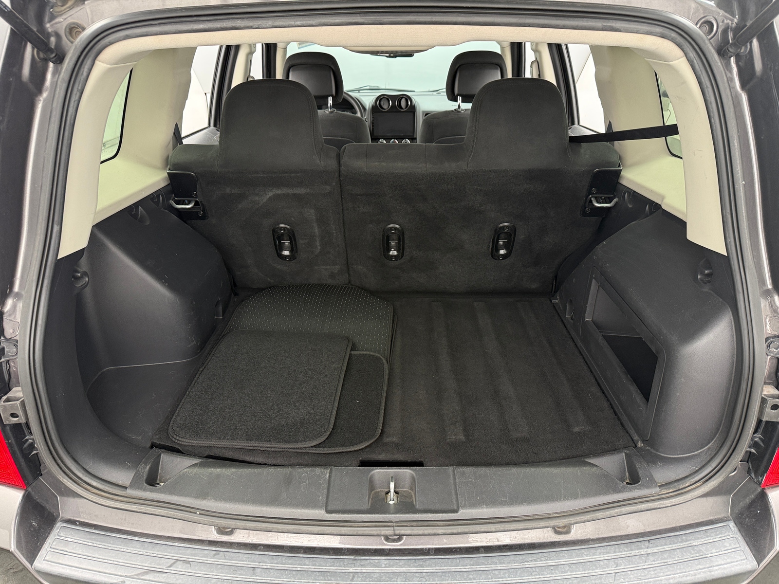 Thumbnail: 2016 Jeep Patriot - 7