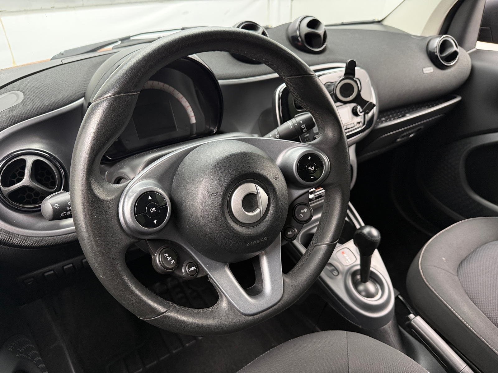 Thumbnail: 2017 smart fortwo - 5