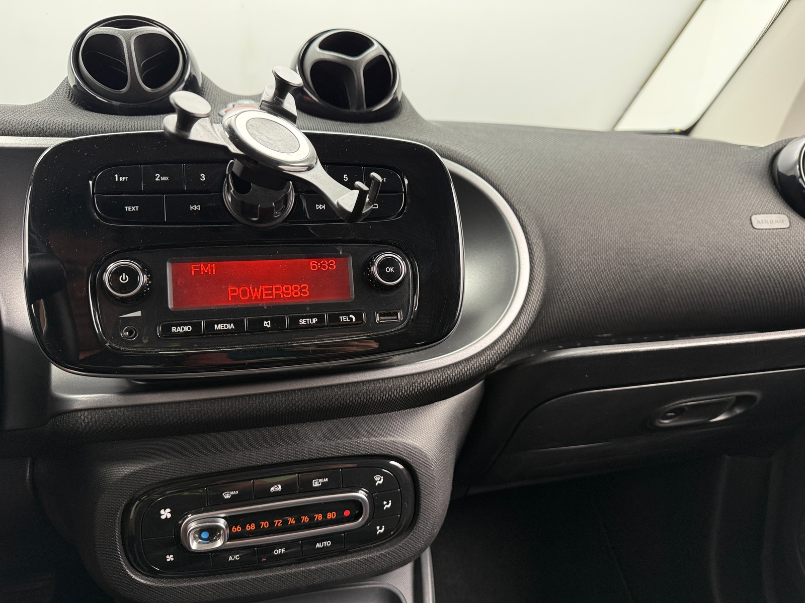 Thumbnail: 2017 smart fortwo - 4