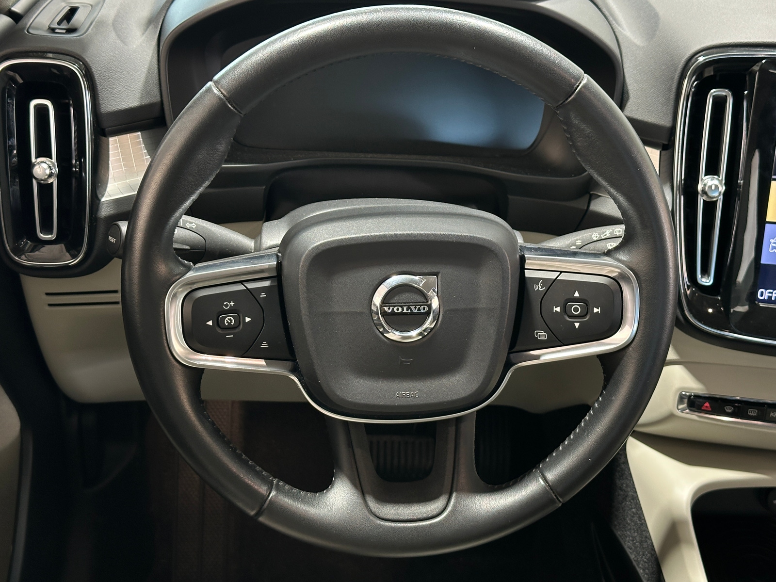 Thumbnail: 2019 Volvo XC40 - 4