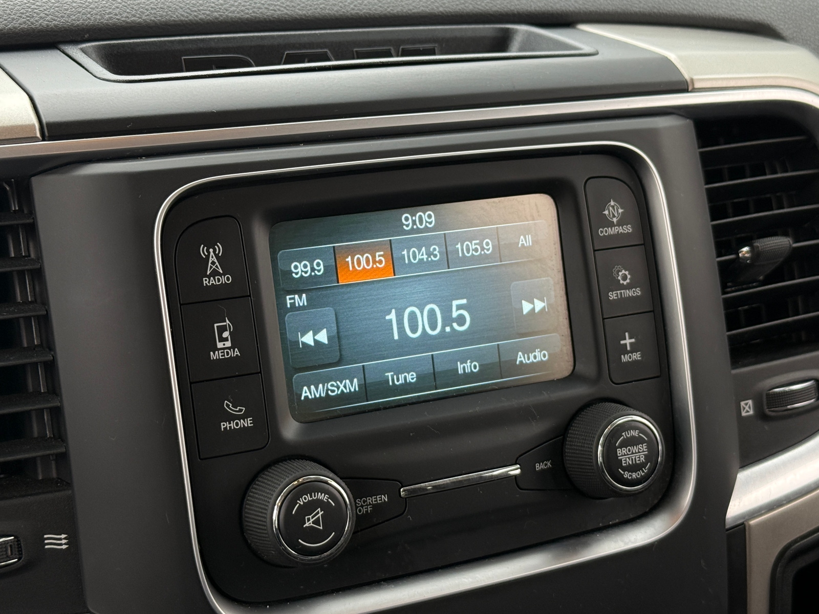 Thumbnail: 2020 RAM 1500 Classic - 4
