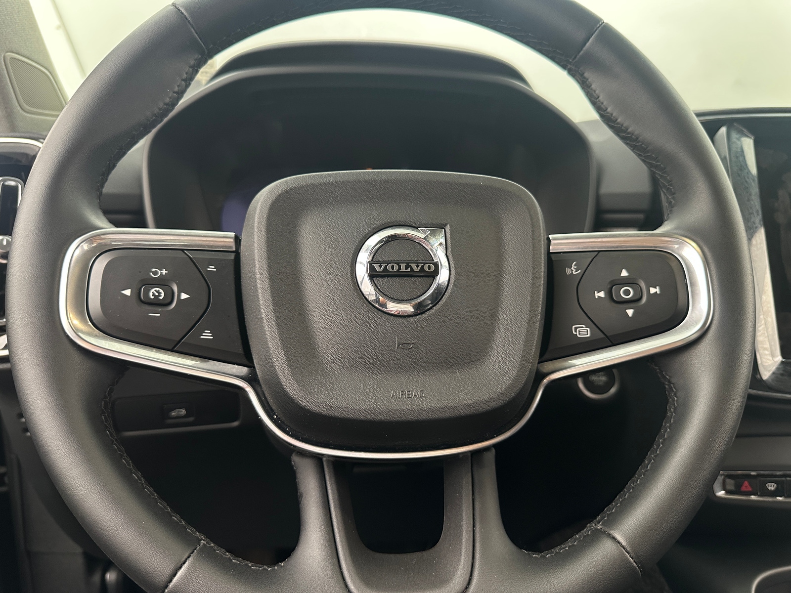 Thumbnail: 2025 Volvo XC40 - 4