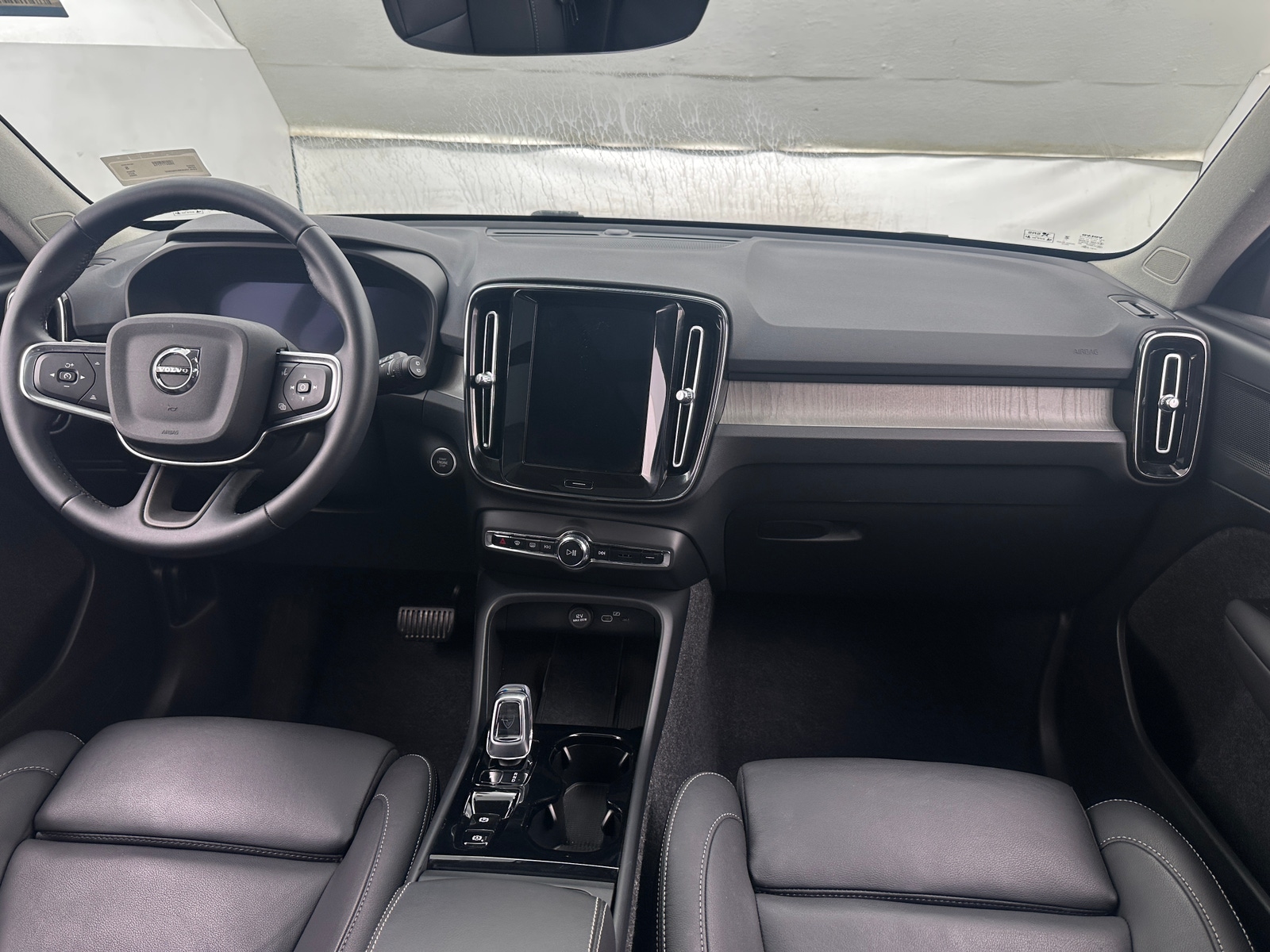 Thumbnail: 2025 Volvo XC40 - 2