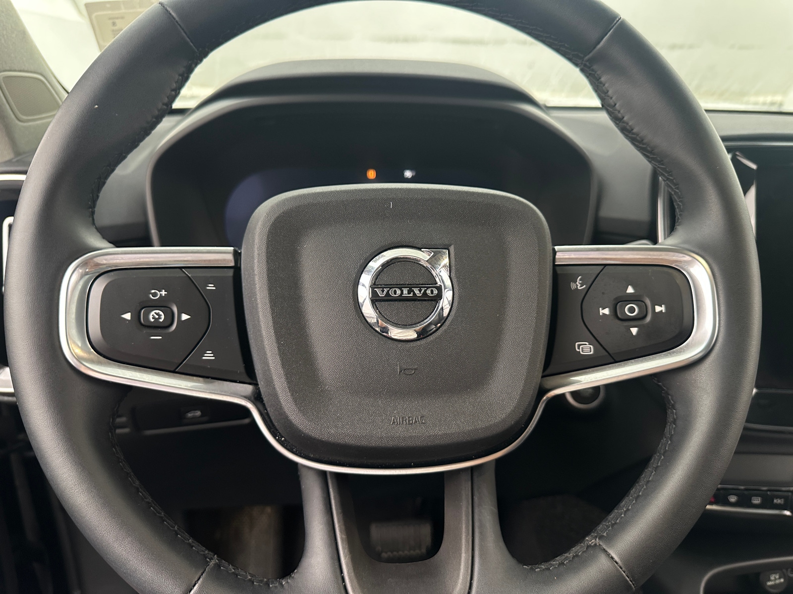 Thumbnail: 2025 Volvo XC40 - 4