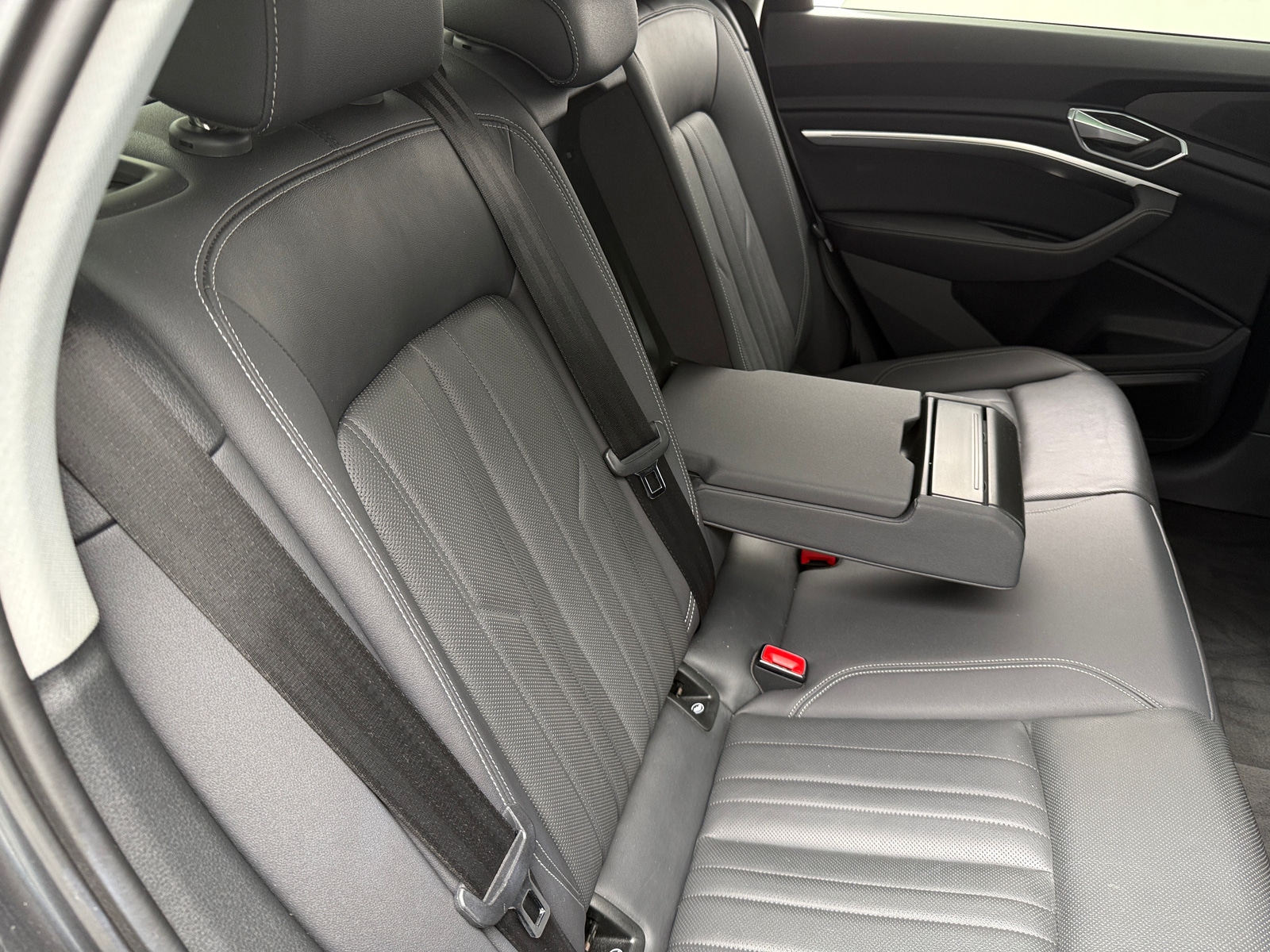 Thumbnail: 2021 Audi e-tron S - 5