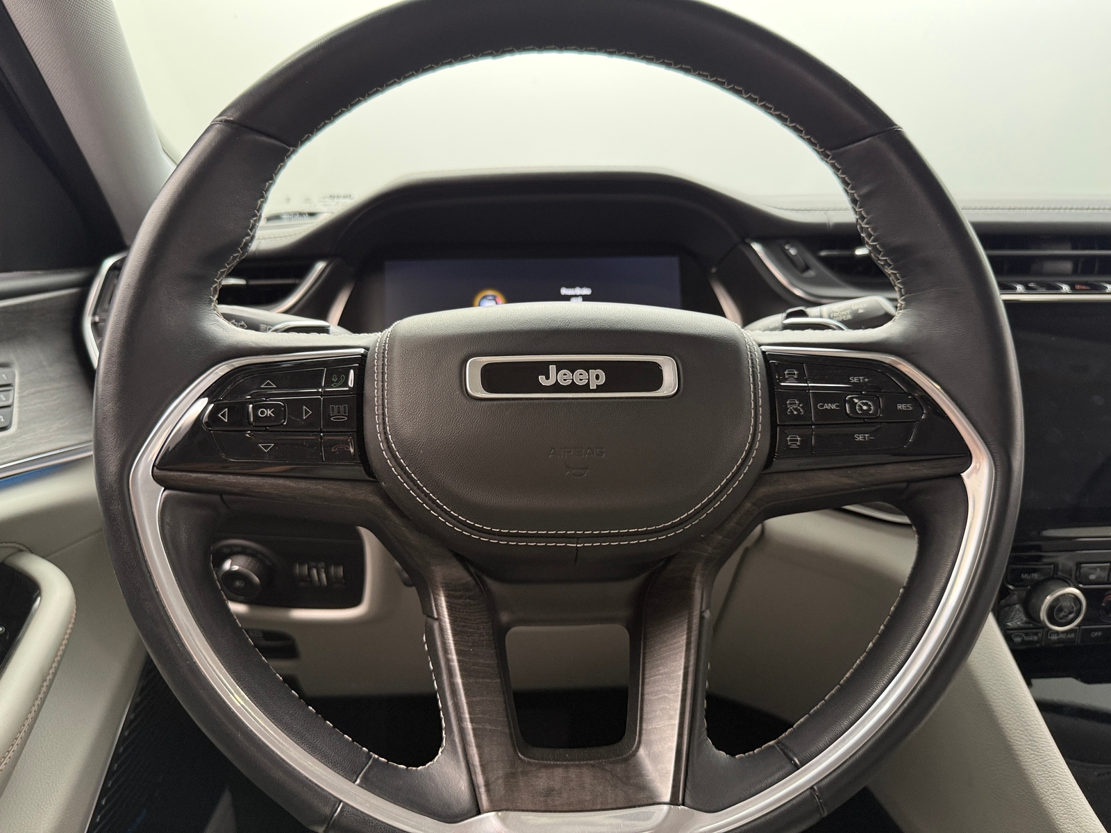 Thumbnail: 2022 Jeep Grand Cherokee L - 4