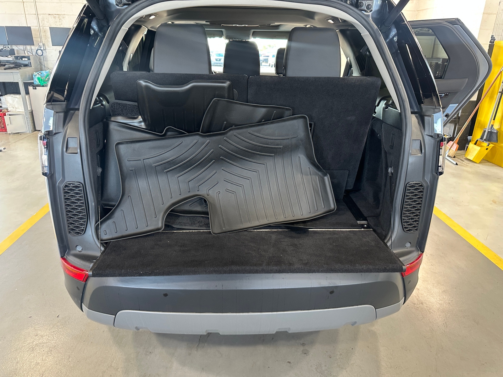 Thumbnail: 2019 Land Rover Discovery - 6