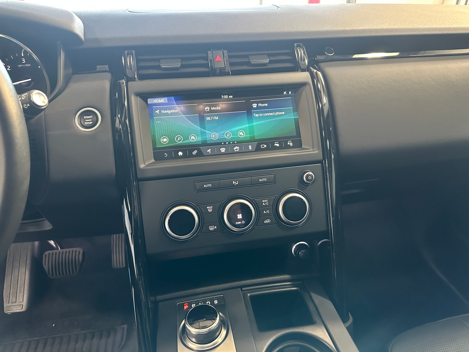 Thumbnail: 2019 Land Rover Discovery - 3