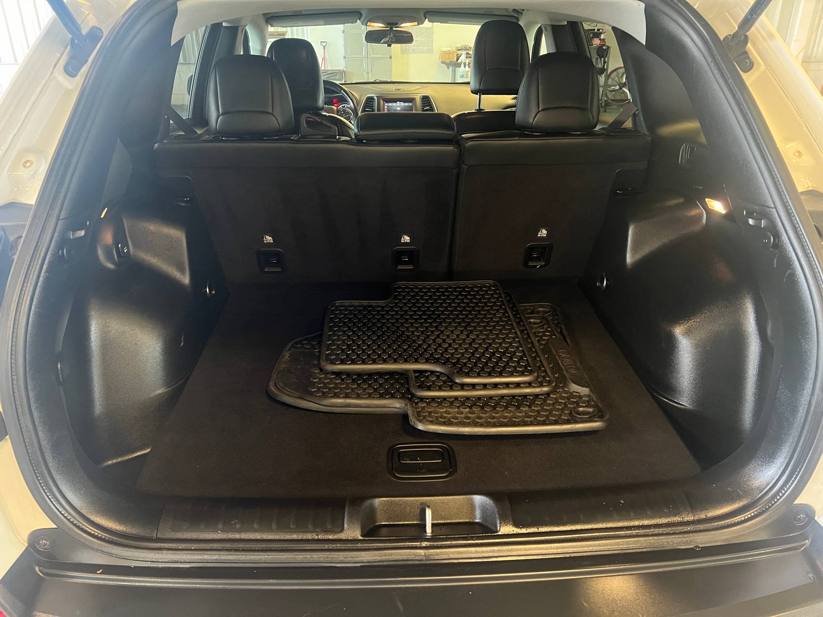 Thumbnail: 2019 Jeep Cherokee - 7