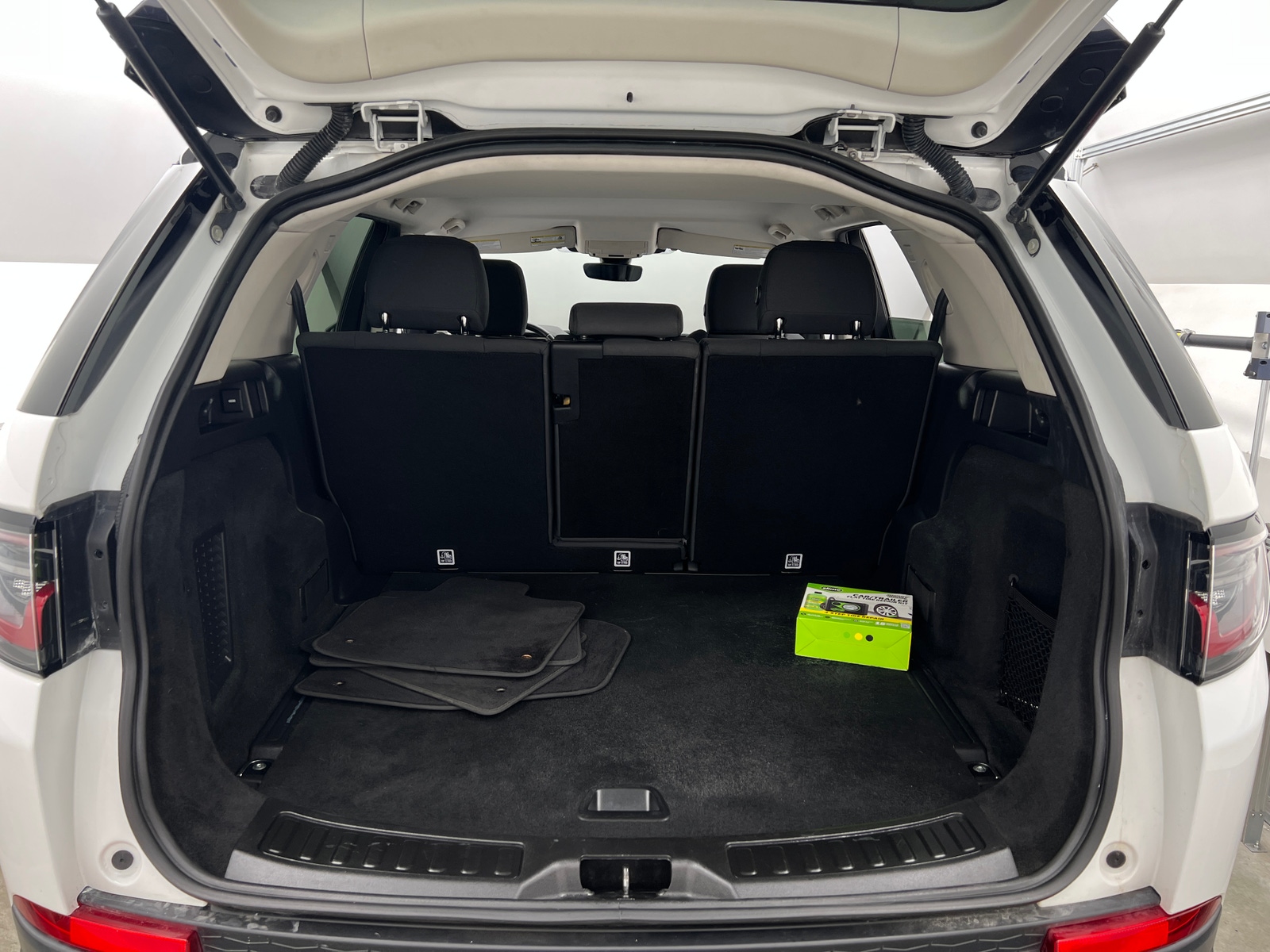 Thumbnail: 2020 Land Rover Discovery Sport - 7