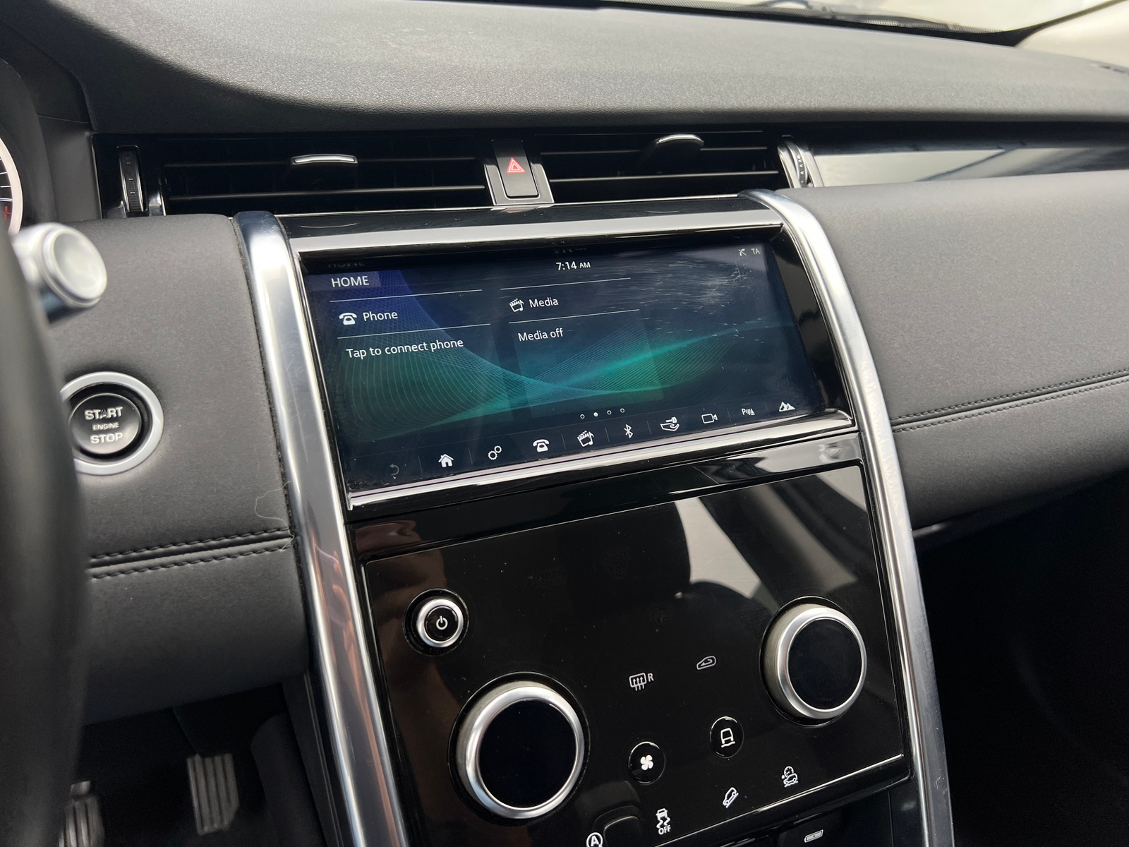 Thumbnail: 2020 Land Rover Discovery Sport - 4