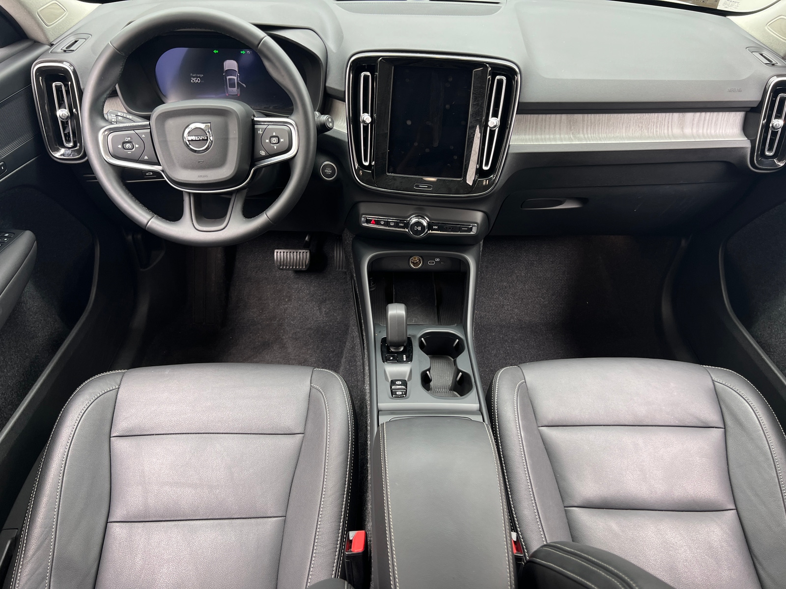 Thumbnail: 2025 Volvo XC40 - 3